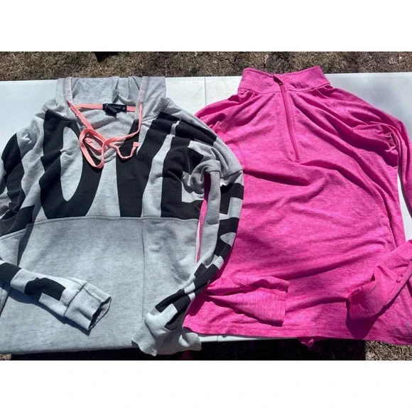 Lot of women's Medium T-shirts, button downs, hoodies, tank top & leggings - Picture 10 of 12